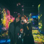 Rina Aizawa Instagram - 高校時代からの友達と🧸🧡 teamLab Borderless / チームラボボーダレス