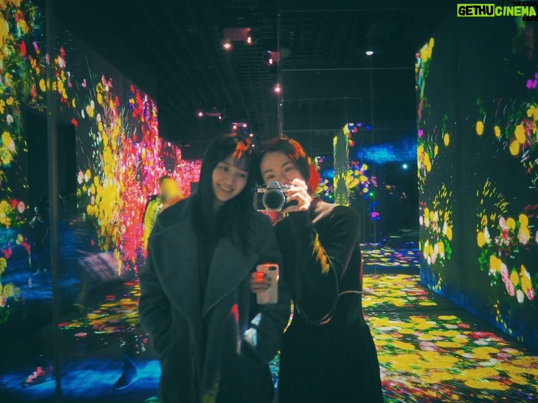 Rina Aizawa Instagram - 高校時代からの友達と🧸🧡 teamLab Borderless / チームラボボーダレス