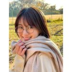 Rina Aizawa Instagram - 先日、写真家新津保建秀さんとマネージャーさんと街をふらりとしながら作品撮りをしました🍃 この写真は撮影の合間に新津保さんがiPhoneで撮ってくれました。 後ろに写る葉っぱのきらきらした感じがとてもきれいです✨ 天気に恵まれた日でした☺️☀️