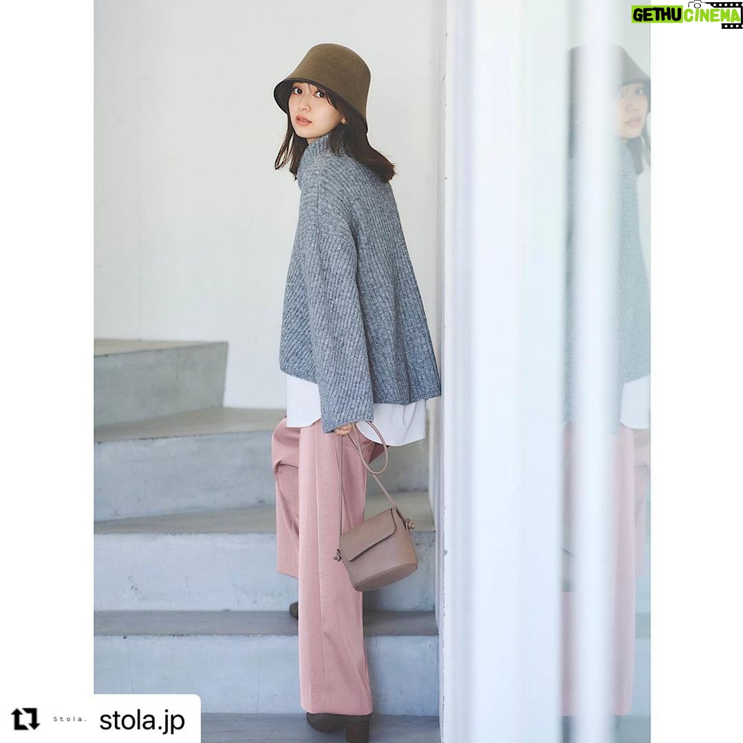 Rina Aizawa Instagram - 「stola.」 新たに公開されました🕊️ ぜひご覧ください♡ #Repost @stola.jp with @use.repost ・・・ 3つの最旬ボトムを着回し❄︎ 光沢カラーパンツ▶︎カジュアル気分の日 ピンク×グレーの洗練された配色が、リラクシーな着こなしを目新しくアップデート。艶めくピンクが大人の可愛げを引き出します。 バケットハットを被れば旬度も最高潮!今年らしいスタイリングを楽しんで。 ㅤㅤㅤ 12/7のインスタライブアーカイブでは、このパンツの着回しコーデバリエをご紹介!ぜひご覧ください☺︎ ㅤ ㅤ #Stola. #ストラ #大人可愛いコーデ #大人可愛い #着回し #着回しコーデ #ワイドパンツ #ワイドパンツコーデ #レイヤードコーデ #石上美津江 さん #逢沢りな さん @stola_snap @ishigamimitsue @aizawarina0728