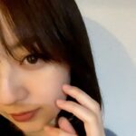 Rina Aizawa Instagram - 年末最後に髪を整えてもらいました💇🏻‍♀️🤍 毎回雰囲気を変えてくれるので嬉しい☺️✨ そして今年ももうすぐ終わってしまいますね❄️ 一年あっという間だったなぁ💭 仕事納めをして私は少し体調を崩してしまいました💦毎年ではないけどよくそうなりがちです☹️皆さんも身体に気をつけて過ごして下さい‼︎ よいお年をお迎えくださいね❤️