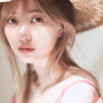 Rina Aizawa Instagram - 夏の日差しと麦わら帽子、 そして期間限定でやってみた顔周りのインナーカラー🐱 髪を結ぶと全頭明るいみたいに見えるっ🏖 今は黒髪ボブでまた違った雰囲気になっています🐧 短い期間で色々変わっているので周りの人を驚かせてしまっています😂🙇🏻‍♀️ #作撮り
