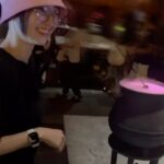 Rina Aizawa Instagram - ハリポタのスタジオツアーへ行ったときの🪄 ファンタスティックビーストのクイニーが好きなので、 劇中のドレスなどが見られて幸せでした🩷 帰りにクイニーの杖を買って名前を入れてもらいました🥺 また行きたい…✨ #過去pic #ハリポタツアー