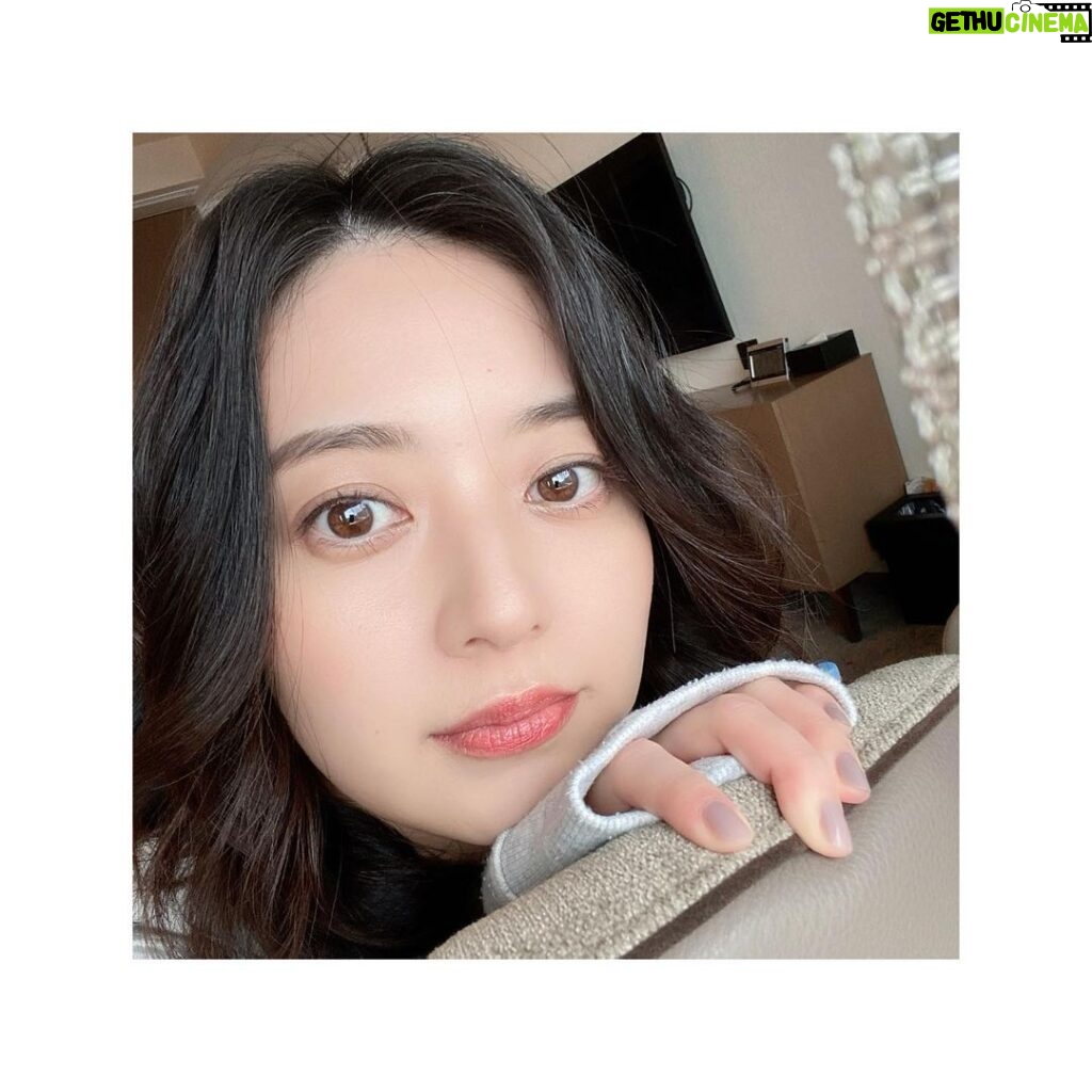Rina Aizawa Instagram - ドラマ「18歳、新妻、不倫します。」 撮影の合間🌝🛋️