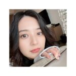 Rina Aizawa Instagram – ドラマ「18歳、新妻、不倫します。」

撮影の合間🌝🛋️
