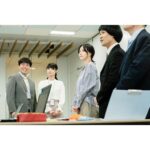 Rina Aizawa Instagram - サブスク彼女、今夜最終回です🥲 終わってしまうのは寂しいけれど、最後まで楽しんでいただけたら嬉しいです。 写真はスミレの勤め先場面ショット📸