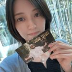 Rina Aizawa Instagram - ライブを観に鎌倉へ行ってきました☺️ コロナ禍で外出を控えていた時期、 ハワイの自然の中にいるような空気を感じたくて🏝️ハワイアンミュージックをランダム再生して聴いていたのですが、 そのとき「この歌素敵だなぁ」と出会ったのがJOSH TATOFIさんのPua Kieleという曲でした🌺 ライブがあったら絶対行きたい‼︎と思い調べたら、なんと来日されるとのことで👏🥺 優しい歌声に癒されて…幸せな時間でした🐚🫧 ハワイに行きたい気持ちが高まっています笑 紫陽花が好きなのであじさいスポットにも行きたかったのですが時間がなかったので鎌倉また行きたいなー😊 #joshtatofi