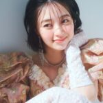 Rina Aizawa Instagram - 写真は作品撮影のときのもの。 目元に花びらがついています…🌸 桜が開花し始めましたね。 みなさんはお花見の予定はありますか⁇☺️