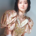 Rina Aizawa Instagram - 写真は作品撮影のときのもの。 目元に花びらがついています…🌸 桜が開花し始めましたね。 みなさんはお花見の予定はありますか⁇☺️