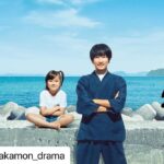 Ririsa Miyazaki Instagram - リポストさせていただきます。 先生とお揃いのポーズお気に入りです。 #Repost @barakamon_drama with @use.repost ・・・ ⋱ #ばらかもん ポスター完成❕⋰ Twitterでは縦ver.を公開中❕ シリーズ1000万部突破の 人気漫画がついにドラマ化🩵🧡 主演 #杉野遥亮 フジテレビ系水10ドラマ「ばらかもん」 #五島列島 を舞台に 書道家と島民たちが繰り広げる ハートフル“島”コメディー🌻 7月12日(水)よる10時スタート❕ #宮崎莉里沙