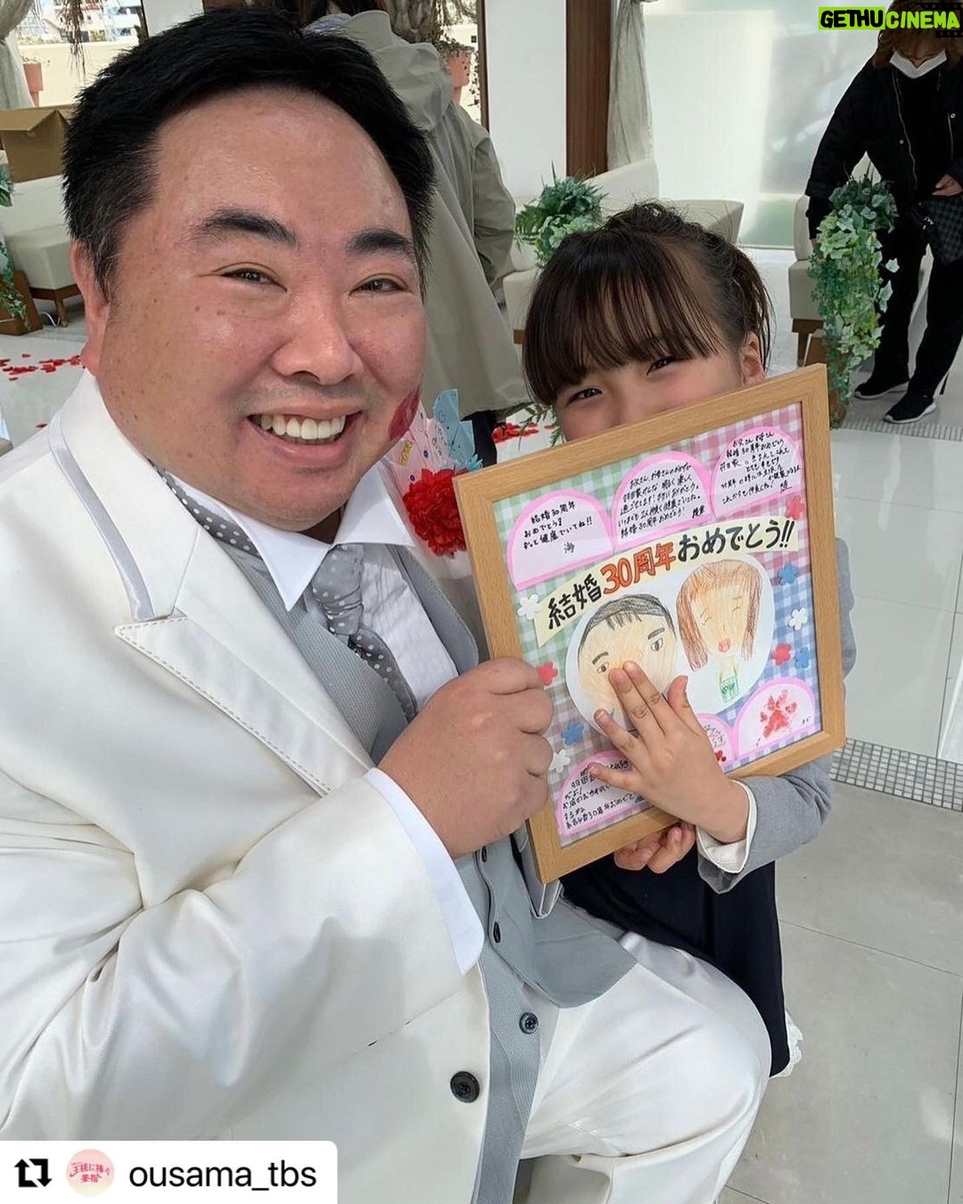 Ririsa Miyazaki Instagram - #Repost ousama_tbs with @use.repost ・・・ 💍 / 第2話ご覧いただき ありがとうございました👧🏻👨🏻🍥💐 \ 金太郎さん(#塚地武雅 さん)と、 風華ちゃん(#宮崎莉里沙 さん)のツーショット💞 お母さんとお父さんの結婚30周年のメッセージカードに 似顔絵を描いてくれた風華ちゃん👧🏻🤍 「お鼻描くの失敗しちゃった」と 金太郎さんのお鼻を隠して記念撮影📸笑 金太郎さんもとっても嬉しそうです😌🍥♡ 手作りブーケや、かまぼこ型の飾りなどなど、 美術さんのこだわりもいっぱい詰まった結婚式でした💍 Twitterには別ショットも📸👀!! #王様に捧ぐ薬指 #王ささ #橋本環奈 #環奈ちゃん #山田涼介 (#HeySayJUMP) #坂東龍汰 #長尾謙杜 (#なにわ男子) #塚地武雅 #利重剛 #りょう #松嶋菜々子 #TBS #火曜ドラマ #小学館 #春ドラマ #ラブコメ #胸キュン #ドラマ好きな人と繋がりたい #結婚 #メリット婚 #プロポーズ #夫婦 #夫婦バトル #第3話は5月2日よる10時から🍥 とっても優しくて面白い金太郎パパ♡ 大好き❤です!!