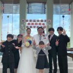 Ririsa Miyazaki Instagram - #Repost ousama_tbs with @use.repost ・・・ 💍 ／ #王様に捧ぐ薬指💍 第2話ご覧頂きありがとうございました🍥💗 ＼ みなさまいかがでしたでしょうか👸🏻🤴🏻 ついに一緒に住み始めた綾華と東郷(とネギ♡) 羽田家きょうだいみんなと東郷さんで用意した 金太郎さんと桃子さんの結婚式のシーン💐 のオフショットをお届け🕊🤍 手作りで心のこもった温かい結婚式でした😭💞 第3話もお楽しみに♡♡ #橋本環奈 #環奈ちゃん #山田涼介 (#HeySayJUMP) #長尾謙杜 (#なにわ男子) #田仲陽成 #高橋奏琉 #宮崎莉里沙 #塚地武雅 #りょう #TBS #火曜ドラマ #王様に捧ぐ薬指 #王ささ #小学館 #春ドラマ #ラブコメ #胸キュン #ドラマ好きな人と繋がりたい #結婚 #メリット婚 #プロポーズ #夫婦 #夫婦バトル #金太郎さん桃子さん結婚30周年 #おめでとう🍥💐 #後ろの飾りもかまぼこのかたちです🍥