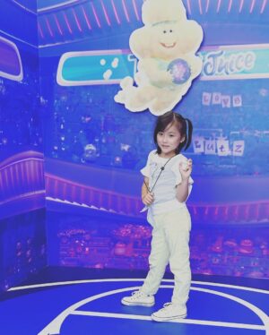 Ririsa Miyazaki Instagram - ばらかもん第4話みていただけましたか？

この間、フジテレビの冒険王に行ってきました！
ドッキリGPのブースなどがあって楽しかったです☺︎
ばらかもんのポスターも沢山見つけて嬉しかったです♡

#夏休みの思い出
#冒険王
#フジテレビ
