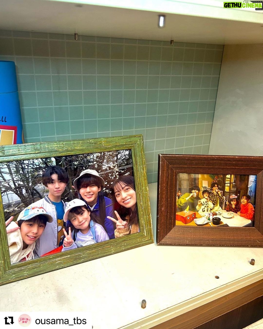 Ririsa Miyazaki Instagram - 羽田家🏠♡ 大好きです! #Repost @ousama_tbs with @use.repost ・・・ 💍 / 最終話の放送まであと1日🍥🌷 \ 綾華の実家・羽田家の居間に飾られている 家族写真をご紹介💞 クリスマスや節分、ふうちゃんの誕生日、 などなど、色んな季節行事で写真を撮る羽田家の 温かい雰囲気が伝わってきます☺️💭 放送でも要チェックしてみてくださいね👀♡ 最終話、絶対リアタイしてください🫶🏻 #冒頭見逃し厳禁☝🏻❤️🔥 です! 第1〜3話と最新話はTVerにて見逃し配信中📱💭 #王様に捧ぐ薬指 #王ささ #橋本環奈 #環奈ちゃん #山田涼介 (#HeySayJUMP) #長尾謙杜 (#なにわ男子) #田仲陽成 #高橋奏琉 #宮崎莉里沙 #塚地武雅 #りょう #TBS #火曜ドラマ #小学館 #春ドラマ #ラブコメ #胸キュン #ドラマ好きな人と繋がりたい #プロポーズ #夫婦 #夫婦バトル #最終話は6月20日よる10時放送🐶