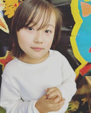 Ririsa Miyazaki Instagram - ばらかもん最終回ご覧いただきありがとうございます‼︎

なるは先生の字がみれて嬉しかったです！あとお父さんと言えたのも良かったです☺︎

終わってしまってとてもさみしいですがまたみなさんに応援してもらえるように頑張ります💪

#ばらかもん
#琴石なる役