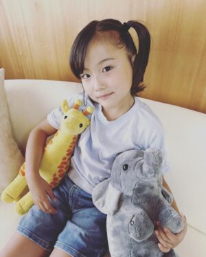 Ririsa Miyazaki Instagram - ばらかもん第9話ご視聴ありがとうございます。
見逃してしまった方は是非TVerでご覧ください☺︎

動物園とっても楽しかったです✴︎✴︎
先生の肩車はすごく高くてびっくりしたけど手を繋いでくれたので怖くなかったです！！

#ばらかもん
#琴石なる役
#お気に入りのキリンとぞう
