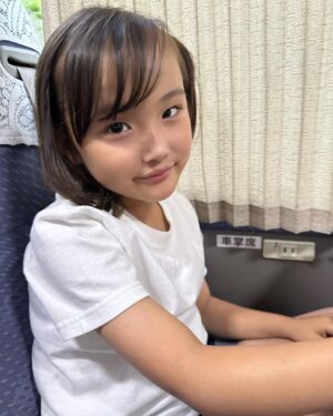 Ririsa Miyazaki Instagram - ８月２７日は琴石なるのお誕生日🎂👏

いつも元気いっぱいのなるを演じれてとっても嬉しいです🫶🏻
8話は、なるのお誕生日会や他にもなるのお話盛り沢山です！！
是非ばらかもん第8話もみてください！

#水10
#ばらかもん
#フジテレビ
#琴石なる役

#今日は27の日
#今日はつなの日 
#綱さんの日