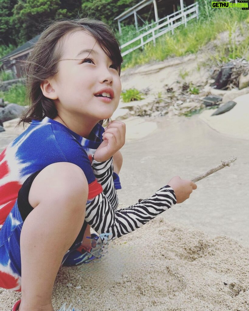 Ririsa Miyazaki Instagram - 五島列島での思い出🌊 海がとっても綺麗で貝殻さがしなどしました🐚 次回はもう7話です！！ 楽しく撮影しています。是非第7話もみてください☺︎ 第1話〜第3話、第6話は TVerで見逃し配信中！ FODは全話配信中です🌊 #ばらかもん #五島列島 #夏の思い出