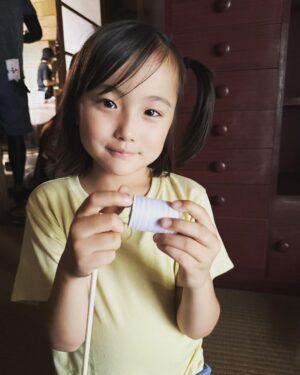 Ririsa Miyazaki Instagram - ばらかもん第6話見ていただきありがとうございます！！

この間真剣に作っていたものは糸巻きぐるまでした☺︎

#ばらかもん
#フジテレビ
#琴石なる役