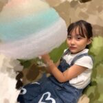 Ririsa Miyazaki Instagram - 少し前に食べたわたあめ☺︎ #レインボーわたあめ #家族みんなで食べたよ