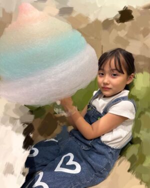 Ririsa Miyazaki Instagram - 少し前に食べたわたあめ☺︎

#レインボーわたあめ 
#家族みんなで食べたよ