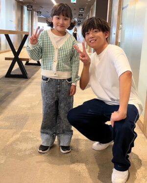 Ririsa Miyazaki Instagram - Amazon「Fire HD 10 キッズプロ」先行体験会に参加させて頂きました✨
お勉強しながらゲームができてとても楽しかったです☺︎

松丸さんとポケモンのお話ができて嬉しかったです！
一緒にお写真撮っていただきありがとうございます。

#Amazonkids＋
#松丸亮吾 さん
#宮崎莉里沙