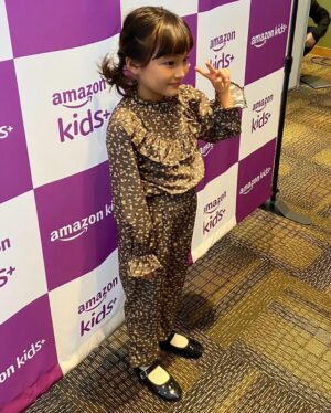 Ririsa Miyazaki Instagram - Amazon「Fire HD 10 キッズプロ」先行体験会に参加させて頂きました✨
お勉強しながらゲームができてとても楽しかったです☺︎

松丸さんとポケモンのお話ができて嬉しかったです！
一緒にお写真撮っていただきありがとうございます。

#Amazonkids＋
#松丸亮吾 さん
#宮崎莉里沙