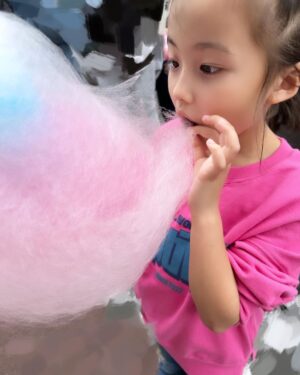 Ririsa Miyazaki Instagram - お祭り🍧

#秋祭り
#わたあめとかき氷は絶対