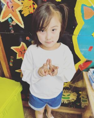Ririsa Miyazaki Instagram - ばらかもん最終回ご覧いただきありがとうございます‼︎

なるは先生の字がみれて嬉しかったです！あとお父さんと言えたのも良かったです☺︎

終わってしまってとてもさみしいですがまたみなさんに応援してもらえるように頑張ります💪

#ばらかもん
#琴石なる役