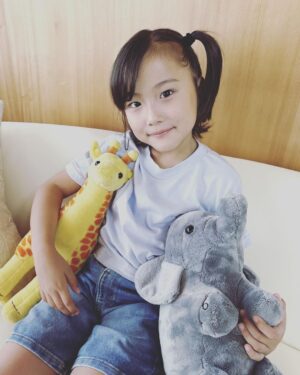 Ririsa Miyazaki Instagram - ばらかもん第9話ご視聴ありがとうございます。
見逃してしまった方は是非TVerでご覧ください☺︎

動物園とっても楽しかったです✴︎✴︎
先生の肩車はすごく高くてびっくりしたけど手を繋いでくれたので怖くなかったです！！

#ばらかもん
#琴石なる役
#お気に入りのキリンとぞう