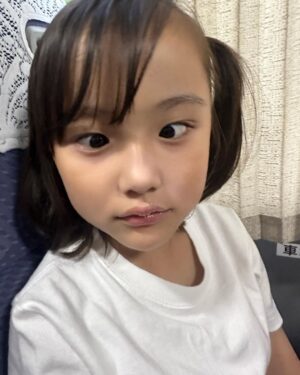 Ririsa Miyazaki Instagram - ８月２７日は琴石なるのお誕生日🎂👏

いつも元気いっぱいのなるを演じれてとっても嬉しいです🫶🏻
8話は、なるのお誕生日会や他にもなるのお話盛り沢山です！！
是非ばらかもん第8話もみてください！

#水10
#ばらかもん
#フジテレビ
#琴石なる役

#今日は27の日
#今日はつなの日 
#綱さんの日
