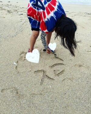 Ririsa Miyazaki Instagram - 五島列島での思い出🌊
海がとっても綺麗で貝殻さがしなどしました🐚
次回はもう7話です！！
楽しく撮影しています。是非第7話もみてください☺︎

第1話〜第3話、第6話は
TVerで見逃し配信中！
FODは全話配信中です🌊

#ばらかもん
#五島列島
#夏の思い出