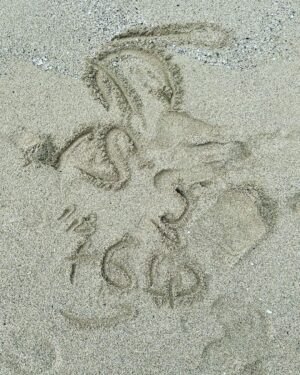 Ririsa Miyazaki Instagram - 五島列島での思い出🌊
海がとっても綺麗で貝殻さがしなどしました🐚
次回はもう7話です！！
楽しく撮影しています。是非第7話もみてください☺︎

第1話〜第3話、第6話は
TVerで見逃し配信中！
FODは全話配信中です🌊

#ばらかもん
#五島列島
#夏の思い出