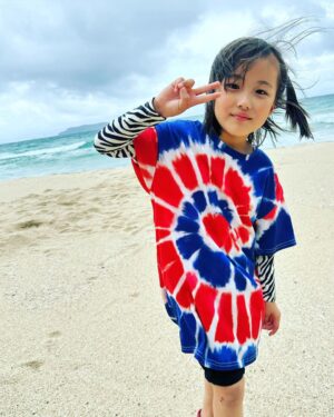Ririsa Miyazaki Instagram - 五島列島での思い出🌊
海がとっても綺麗で貝殻さがしなどしました🐚
次回はもう7話です！！
楽しく撮影しています。是非第7話もみてください☺︎

第1話〜第3話、第6話は
TVerで見逃し配信中！
FODは全話配信中です🌊

#ばらかもん
#五島列島
#夏の思い出