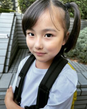 Ririsa Miyazaki Instagram - ばらかもん第5話いかがでしたか？
次回から新章スタートです！！

第1話〜第3話、第5話は
TVerで見逃し配信中！
FODは全話配信中です🌊

先生が東京でみたなるです！
いつもと少し服装が違うの気づきましたか？

#ばらかもん
#フジテレビ
#琴石なる役