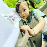 Ririsa Miyazaki Instagram - とっても暑いですね🥵 沢山水分とって撮影も頑張っています💪 みなさんも熱中症にならないようにお気をつけください🥤 #ばらかもん #琴石なる役 #バスで休憩中