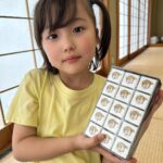 Ririsa Miyazaki Instagram - ばらかもん第1話ご覧いただきありがとうございました。 ヨシノサツキ先生になるのチョコをいただきました！！ なるがとっても大好きなので凄く嬉しかったです。 ヨシノサツキ先生ありがとうございます。 #ばらかもん #琴石なる