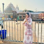 Riya Dey Instagram - ଜଗନ୍ନାଥ ସ୍ୱାମୀ ନୟନ ପଥଗାମୀ ଭବ ତୁମେ.. 1st jaga darshan of 2024 with my mains 😍🙏🏻🙌🏻 #blessed #positivevibes #positivity #jayjagannath #jagadarshan #puri #dham #favourite #place #love #live #laugh #stayblessed #stayhappy Jagannath Temple, Puri