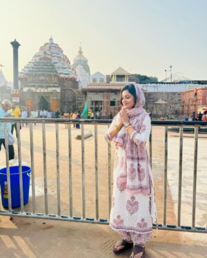 Riya Dey Instagram - ଜଗନ୍ନାଥ ସ୍ୱାମୀ ନୟନ ପଥଗାମୀ ଭବ ତୁମେ..
1st jaga darshan of 2024 with my mains 😍🙏🏻🙌🏻
#blessed #positivevibes #positivity #jayjagannath #jagadarshan #puri #dham #favourite #place #love #live #laugh #stayblessed #stayhappy