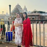 Riya Dey Instagram - ଜଗନ୍ନାଥ ସ୍ୱାମୀ ନୟନ ପଥଗାମୀ ଭବ ତୁମେ.. 1st jaga darshan of 2024 with my mains 😍🙏🏻🙌🏻 #blessed #positivevibes #positivity #jayjagannath #jagadarshan #puri #dham #favourite #place #love #live #laugh #stayblessed #stayhappy Jagannath Temple, Puri