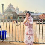 Riya Dey Instagram - ଜଗନ୍ନାଥ ସ୍ୱାମୀ ନୟନ ପଥଗାମୀ ଭବ ତୁମେ.. 1st jaga darshan of 2024 with my mains 😍🙏🏻🙌🏻 #blessed #positivevibes #positivity #jayjagannath #jagadarshan #puri #dham #favourite #place #love #live #laugh #stayblessed #stayhappy Jagannath Temple, Puri