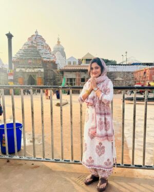 Riya Dey Instagram - ଜଗନ୍ନାଥ ସ୍ୱାମୀ ନୟନ ପଥଗାମୀ ଭବ ତୁମେ..
1st jaga darshan of 2024 with my mains 😍🙏🏻🙌🏻
#blessed #positivevibes #positivity #jayjagannath #jagadarshan #puri #dham #favourite #place #love #live #laugh #stayblessed #stayhappy