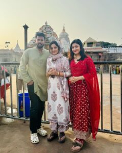 Riya Dey Instagram - ଜଗନ୍ନାଥ ସ୍ୱାମୀ ନୟନ ପଥଗାମୀ ଭବ ତୁମେ.. 1st jaga darshan of 2024 with my mains 😍🙏🏻🙌🏻 #blessed #positivevibes #positivity #jayjagannath #jagadarshan #puri #dham #favourite #place #love #live #laugh #stayblessed #stayhappy Jagannath Temple, Puri