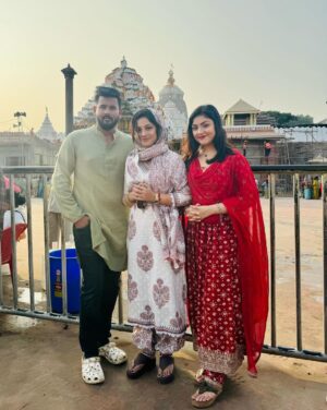 Riya Dey Instagram - ଜଗନ୍ନାଥ ସ୍ୱାମୀ ନୟନ ପଥଗାମୀ ଭବ ତୁମେ..
1st jaga darshan of 2024 with my mains 😍🙏🏻🙌🏻
#blessed #positivevibes #positivity #jayjagannath #jagadarshan #puri #dham #favourite #place #love #live #laugh #stayblessed #stayhappy