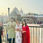 Riya Dey Instagram - New year and the same me with my forever favourite people at my forever favourite place!! #purijagannath 🦚🌸🌷🫶 Puri, Orissa