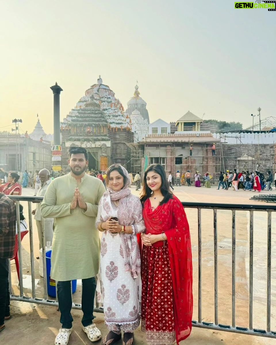 Riya Dey Instagram - New year and the same me with my forever favourite people at my forever favourite place!! #purijagannath 🦚🌸🌷🫶 Puri, Orissa
