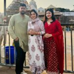 Riya Dey Instagram - ଜଗନ୍ନାଥ ସ୍ୱାମୀ ନୟନ ପଥଗାମୀ ଭବ ତୁମେ.. 1st jaga darshan of 2024 with my mains 😍🙏🏻🙌🏻 #blessed #positivevibes #positivity #jayjagannath #jagadarshan #puri #dham #favourite #place #love #live #laugh #stayblessed #stayhappy Jagannath Temple, Puri