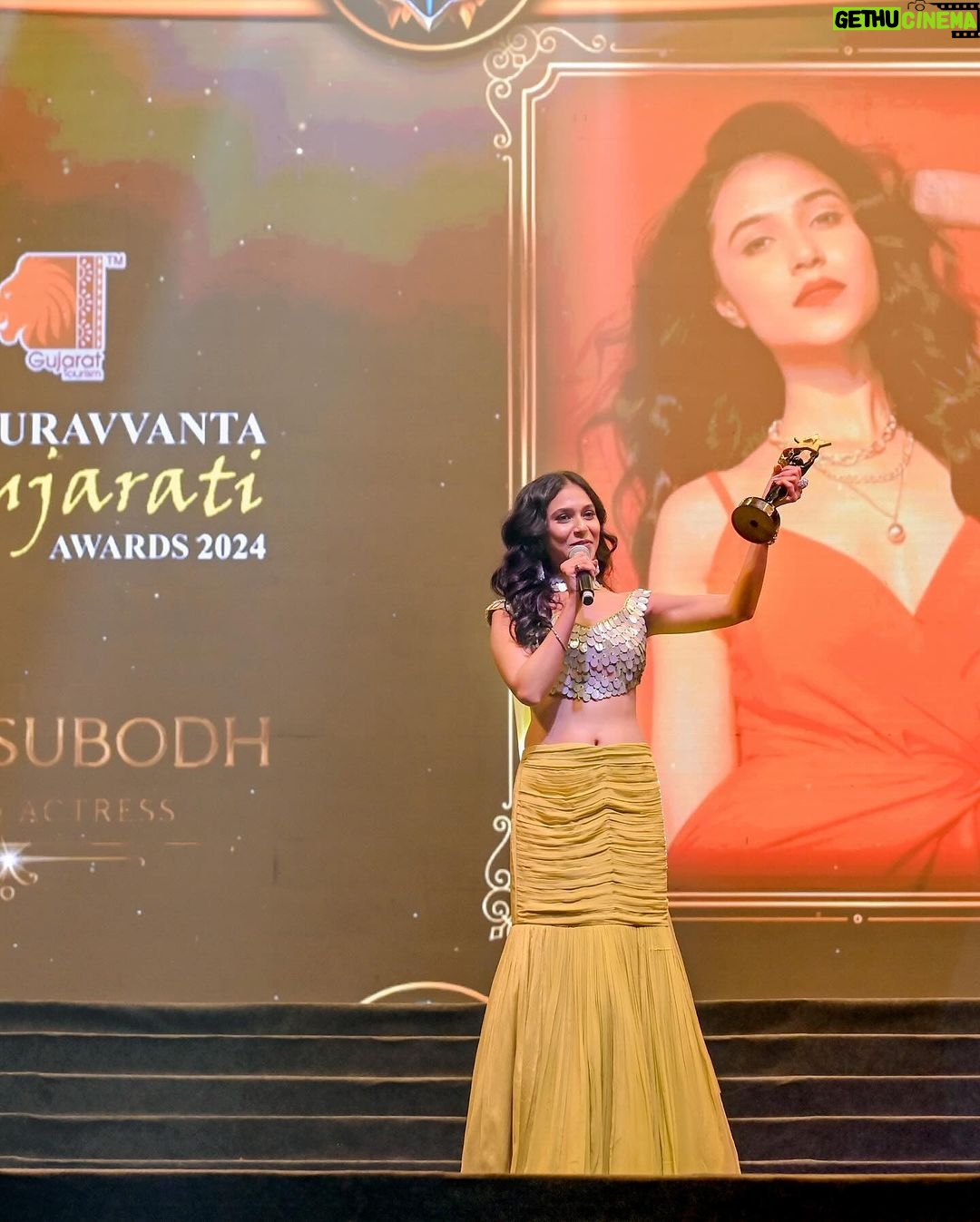 Riyaa Subodh Instagram - Such an honour to receive the 16th Gauravvanta Gujarati award for my contribution as a top model by Gujarat Tourism. @the_bollywood_hub @gujarattourism @ggawardofficial . Red carpet Outfit by @vesture.sk Jewellery by @rianajewellery Makeover by @makeover_by_purvi_shah Performance outfit by @khakobyheenapatel Styled by @khushaliee Assistant stylist @devanshijain16 Nail art by @daisynailstudio RiverFront Ahmedabad
