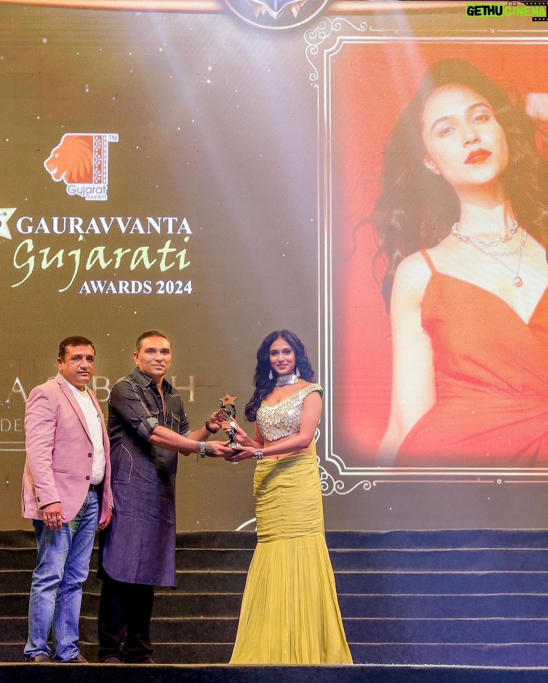 Riyaa Subodh Instagram - Such an honour to receive the 16th Gauravvanta Gujarati award for my contribution as a top model by Gujarat Tourism. @the_bollywood_hub @gujarattourism @ggawardofficial . Red carpet Outfit by @vesture.sk Jewellery by @rianajewellery Makeover by @makeover_by_purvi_shah Performance outfit by @khakobyheenapatel Styled by @khushaliee Assistant stylist @devanshijain16 Nail art by @daisynailstudio RiverFront Ahmedabad