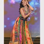 Riyaa Subodh Instagram - Such an honour to receive the 16th Gauravvanta Gujarati award for my contribution as a top model by Gujarat Tourism. @the_bollywood_hub @gujarattourism @ggawardofficial . Red carpet Outfit by @vesture.sk Jewellery by @rianajewellery Makeover by @makeover_by_purvi_shah Performance outfit by @khakobyheenapatel Styled by @khushaliee Assistant stylist @devanshijain16 Nail art by @daisynailstudio RiverFront Ahmedabad
